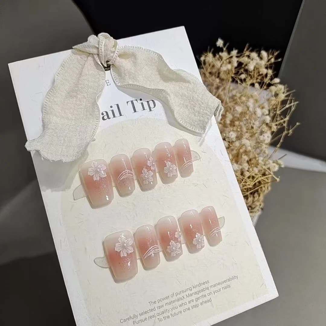 Krótkie paznokcie naklejane coffin z ręcznie malowanymi kwiatami i efektem blush