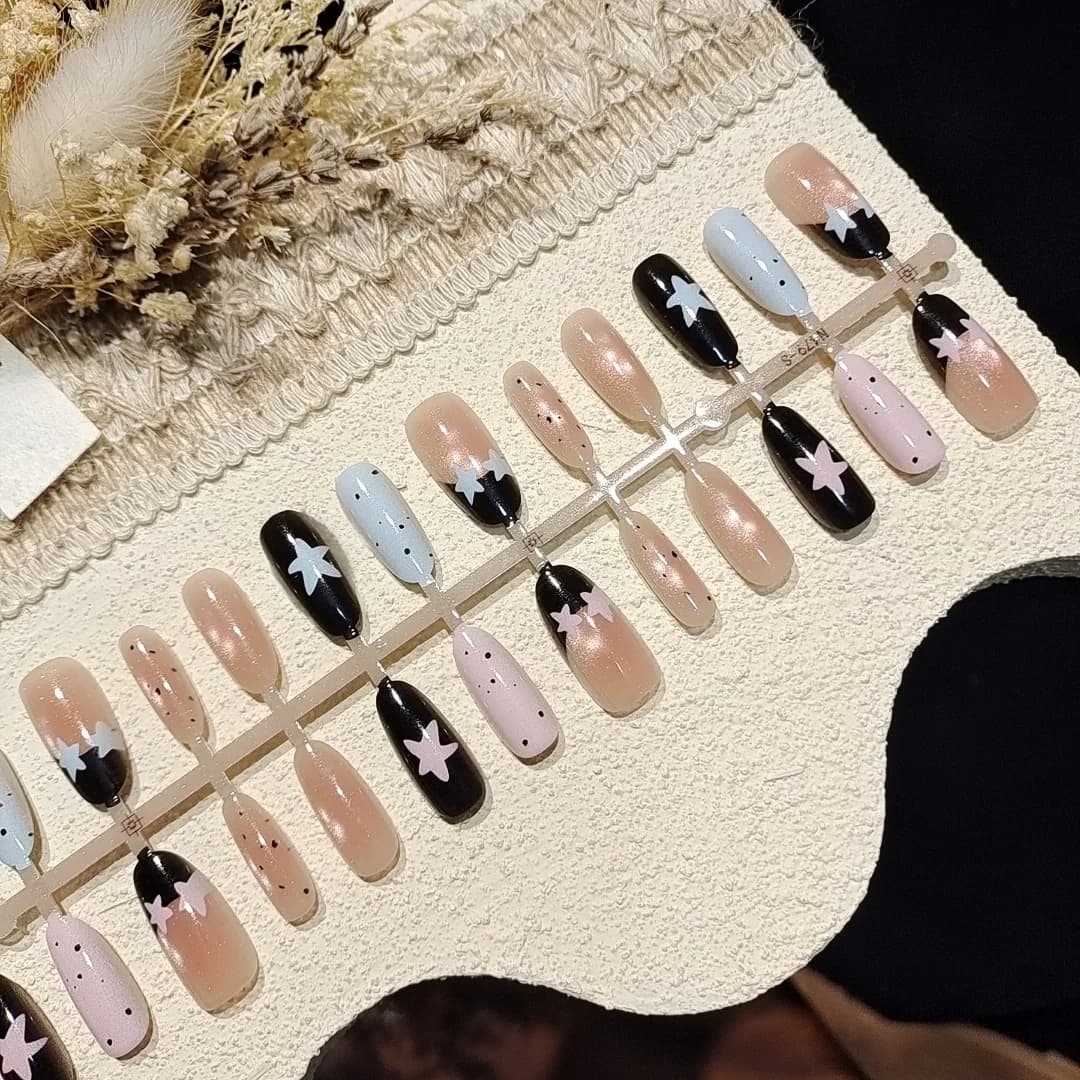 Sztuczne paznokcie kocie oko z gwiazdkami i kropkami, słodka manicure