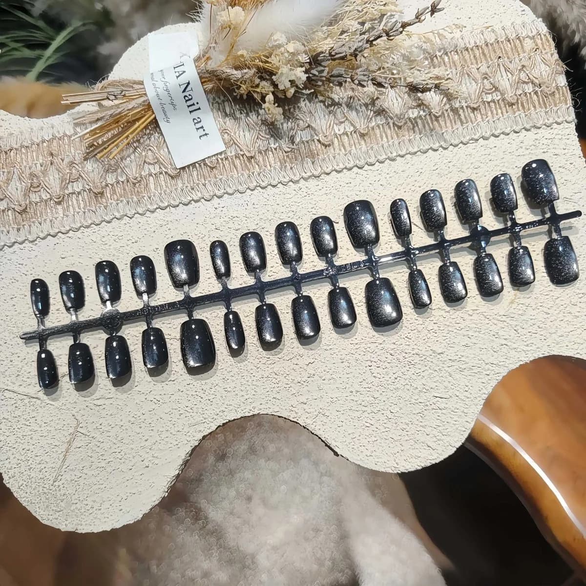 Czarne krótkie paznokcie balerina Cat Eye z brokatem