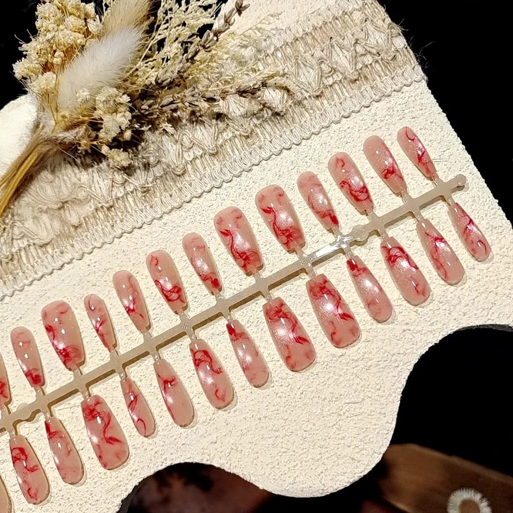Różowe paznokcie nakładane Cat Eye, średni owal, brokatowe wykończenie