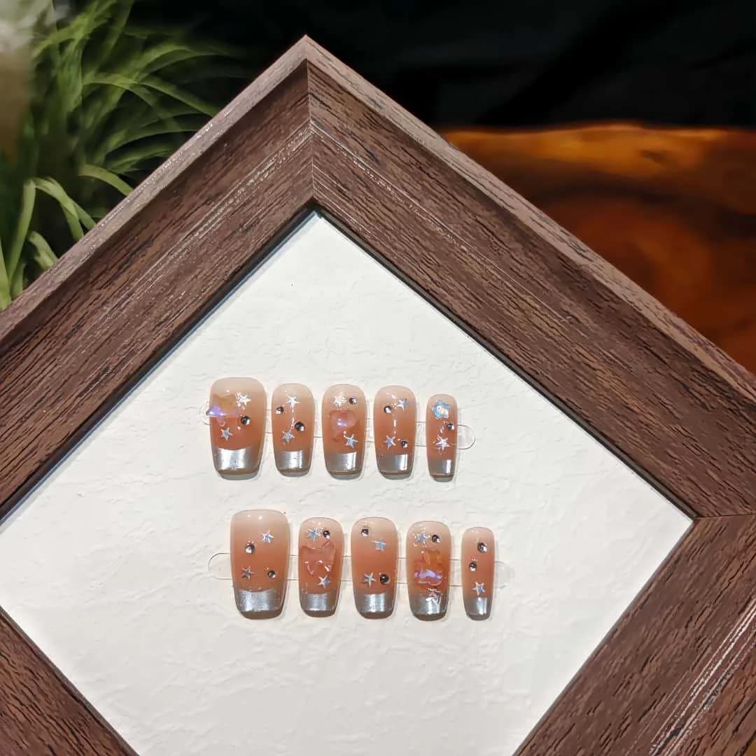 Gwiezdny deszcz – tipsy Cat Eye z brokatem i francuskim manicure