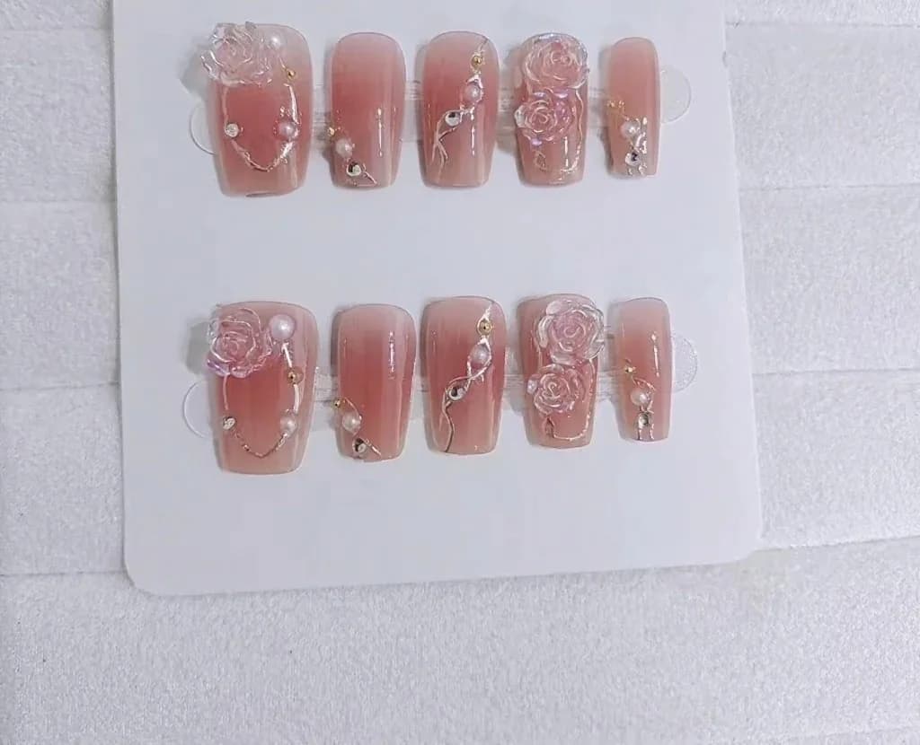 Złote kamelie paznokcie nakładane kwiatowy wzór słodki styl zestaw do manicure