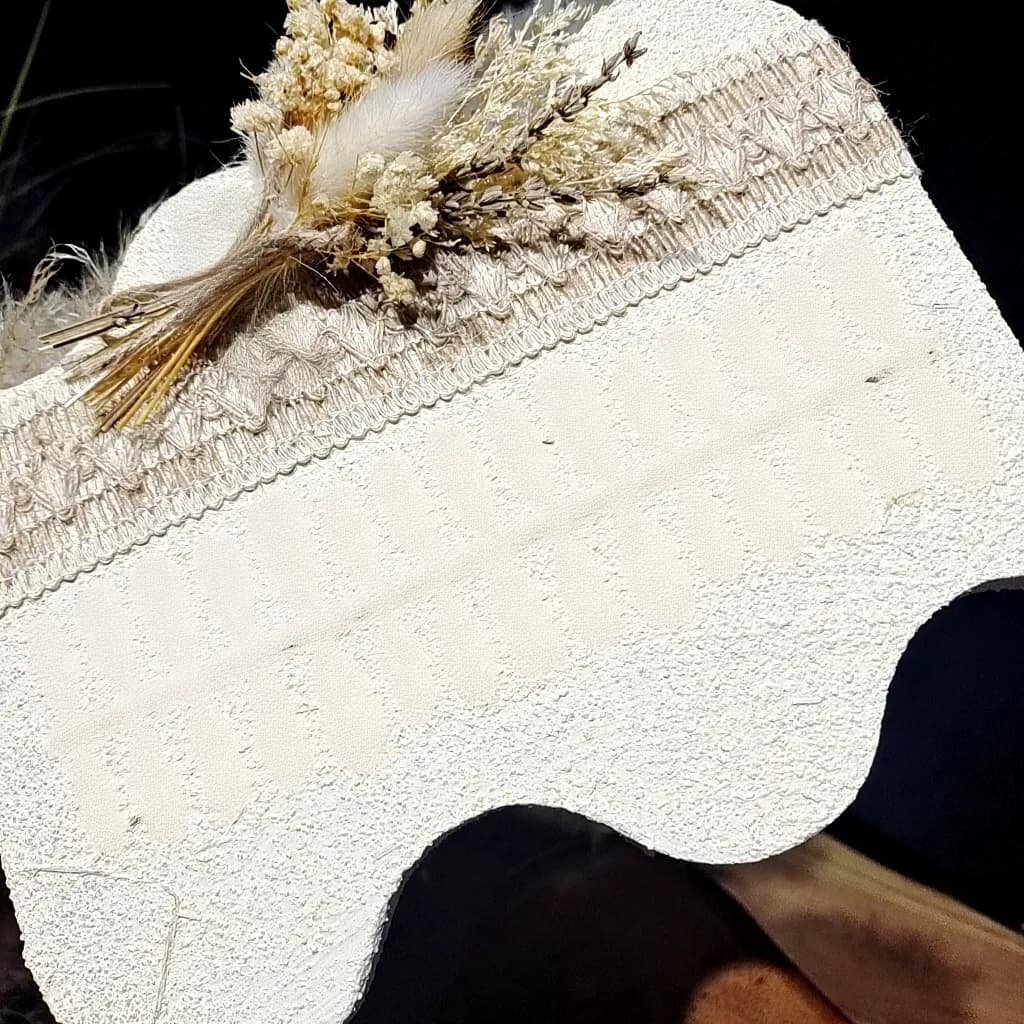 Nude różowe paznokcie typu cat eye z kokardką i gwiazdkami