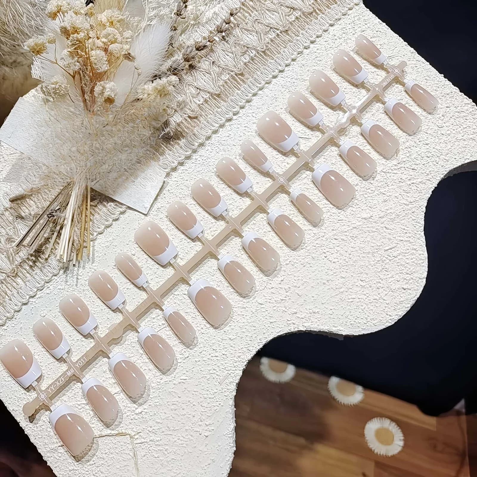 Krótkie naklejane paznokcie francuskie, naturalny look nude na co dzień