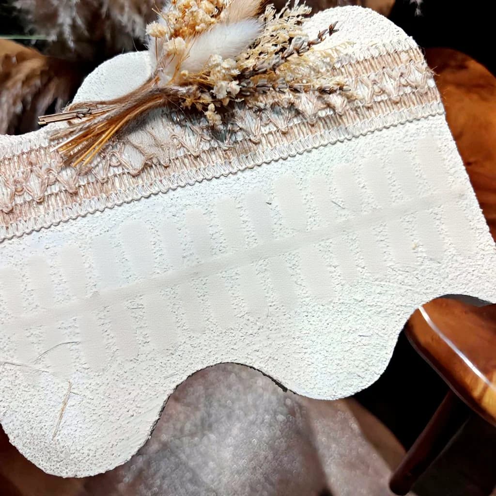 Brązowe paznokcie naklejane cat eye z gwiazdkami i kropkami