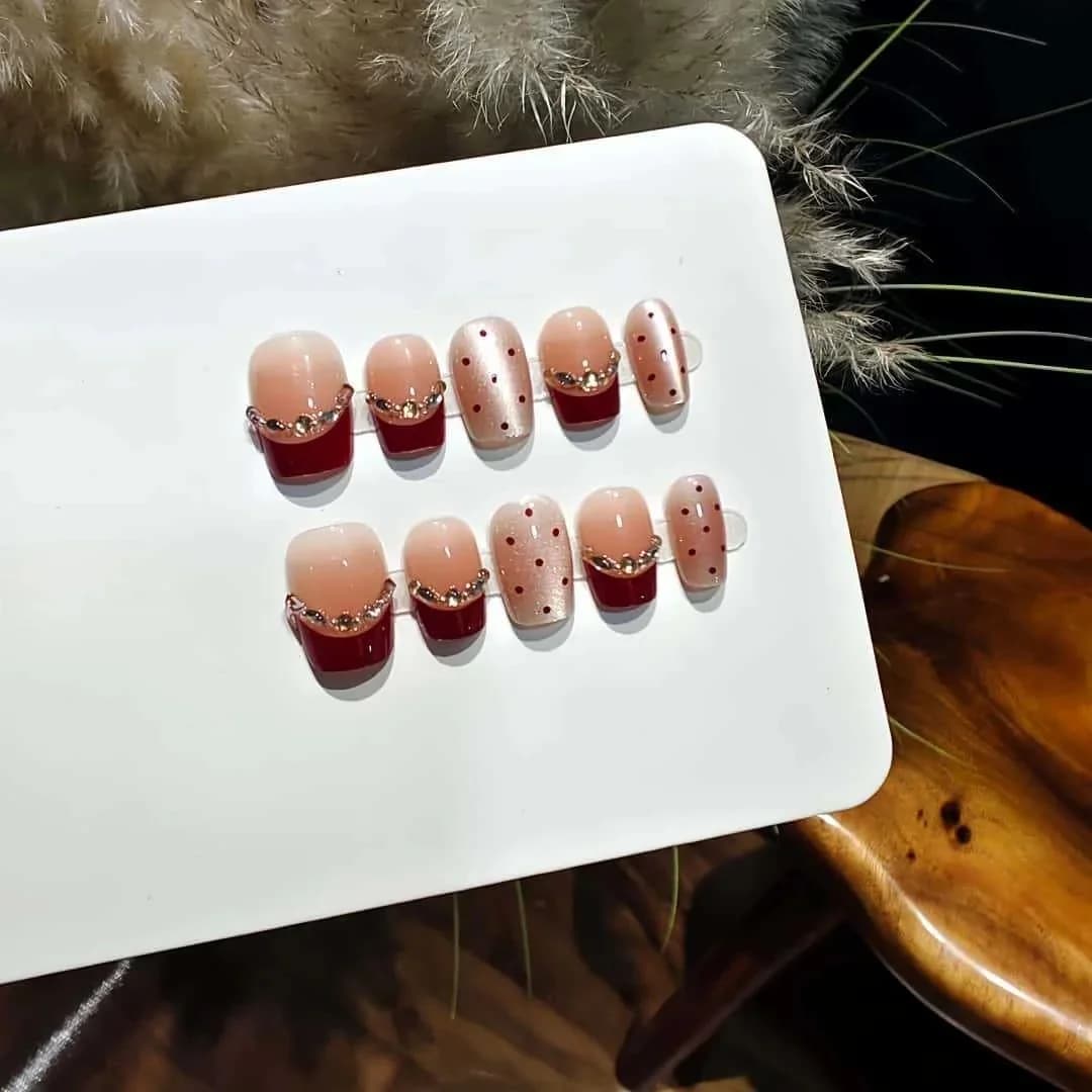 Czerwone brązowe paznokcie żelowe Cat Eye z cyrkoniami