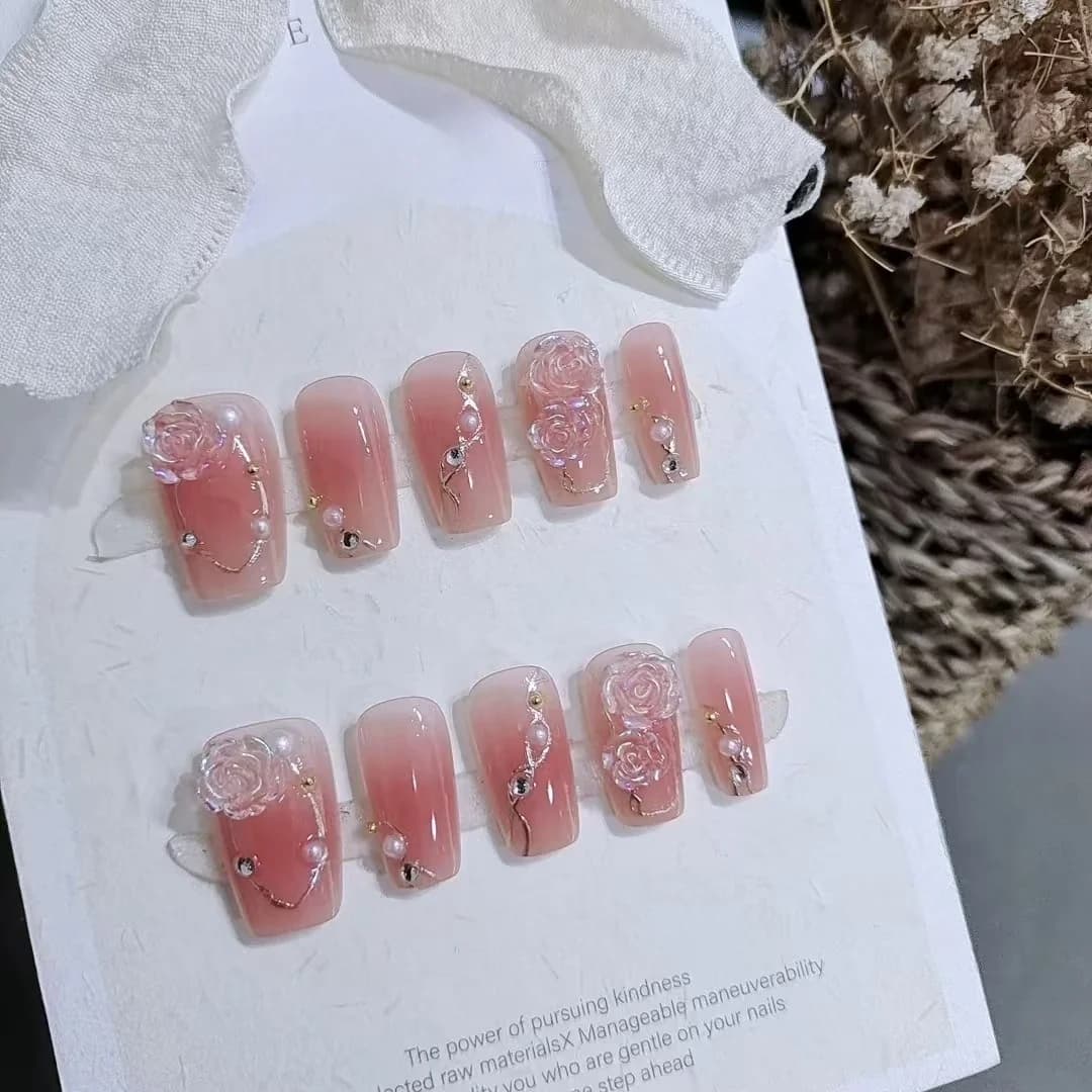 Złote kamelie – sztuczne paznokcie, kwiatowy wzór, słodki styl, zestaw do manicure