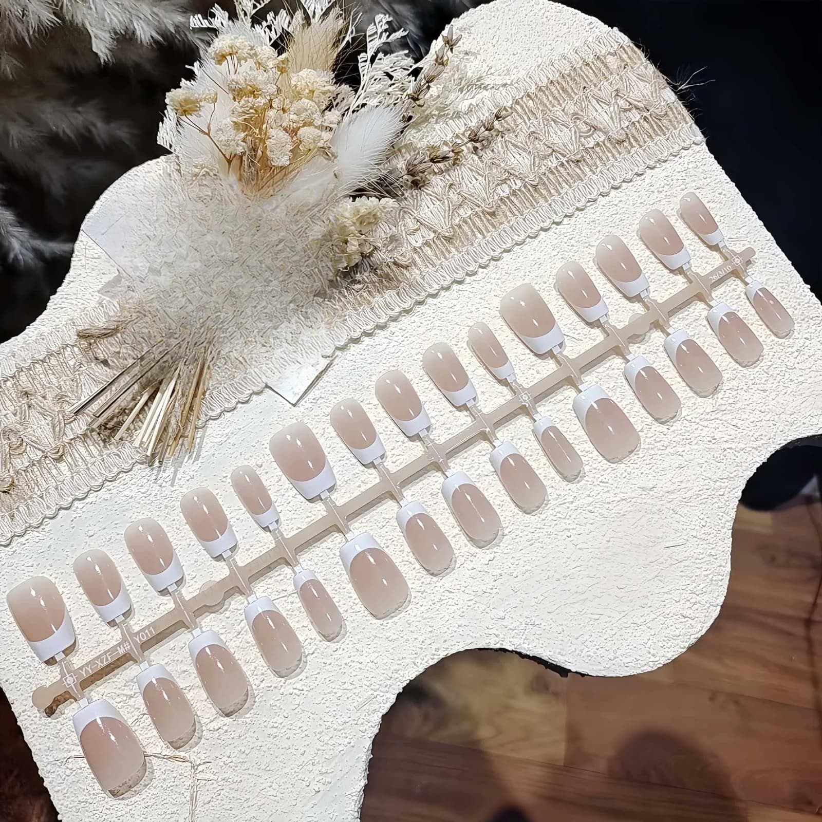 Krótkie naklejane paznokcie francuskie, naturalny look nude na co dzień