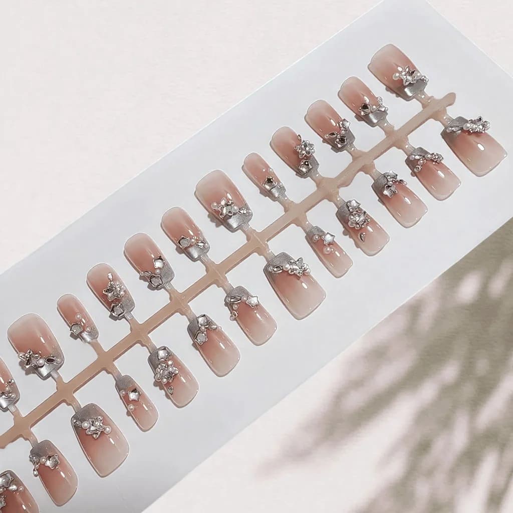 Niebieskie Róże Francuski Manicure Naklejane Paznokcie z Perłami i Cyrkoniami