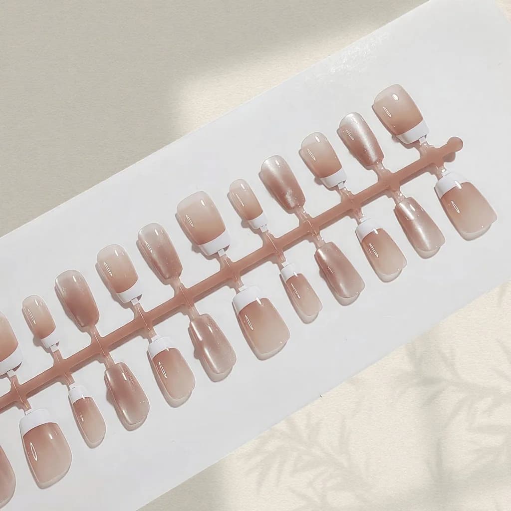 Zestaw do manicure: nakładane paznokcie z różową kokardką, krótkie coffin, french tip