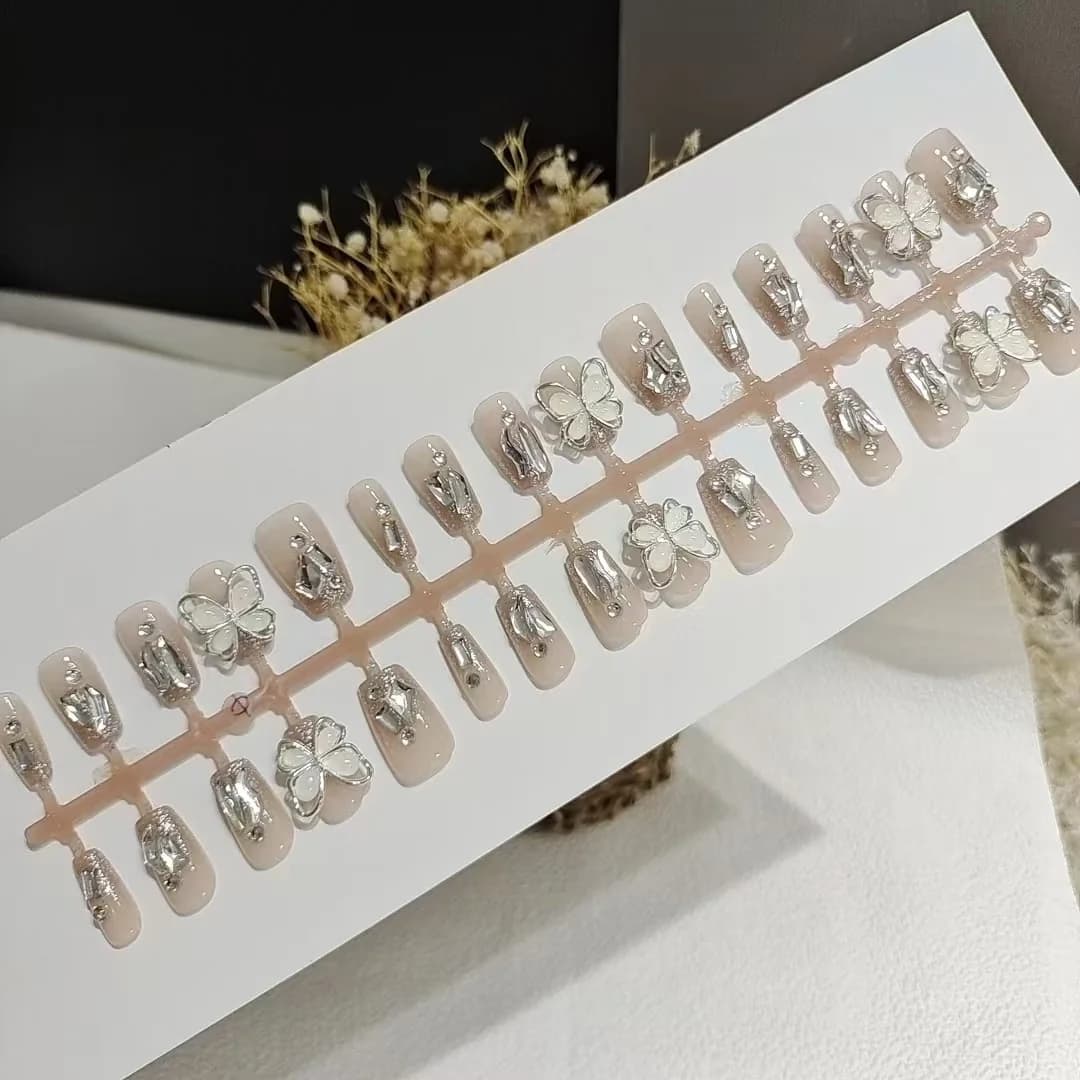 Przyciskane paznokcie z motywem jadeitowego motyla, krótkie i średnie kształty coffin
