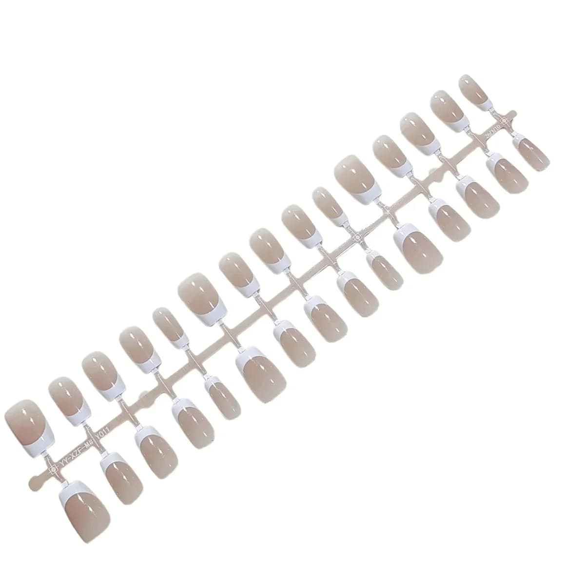 Krótkie naklejane paznokcie francuskie, naturalny look nude na co dzień