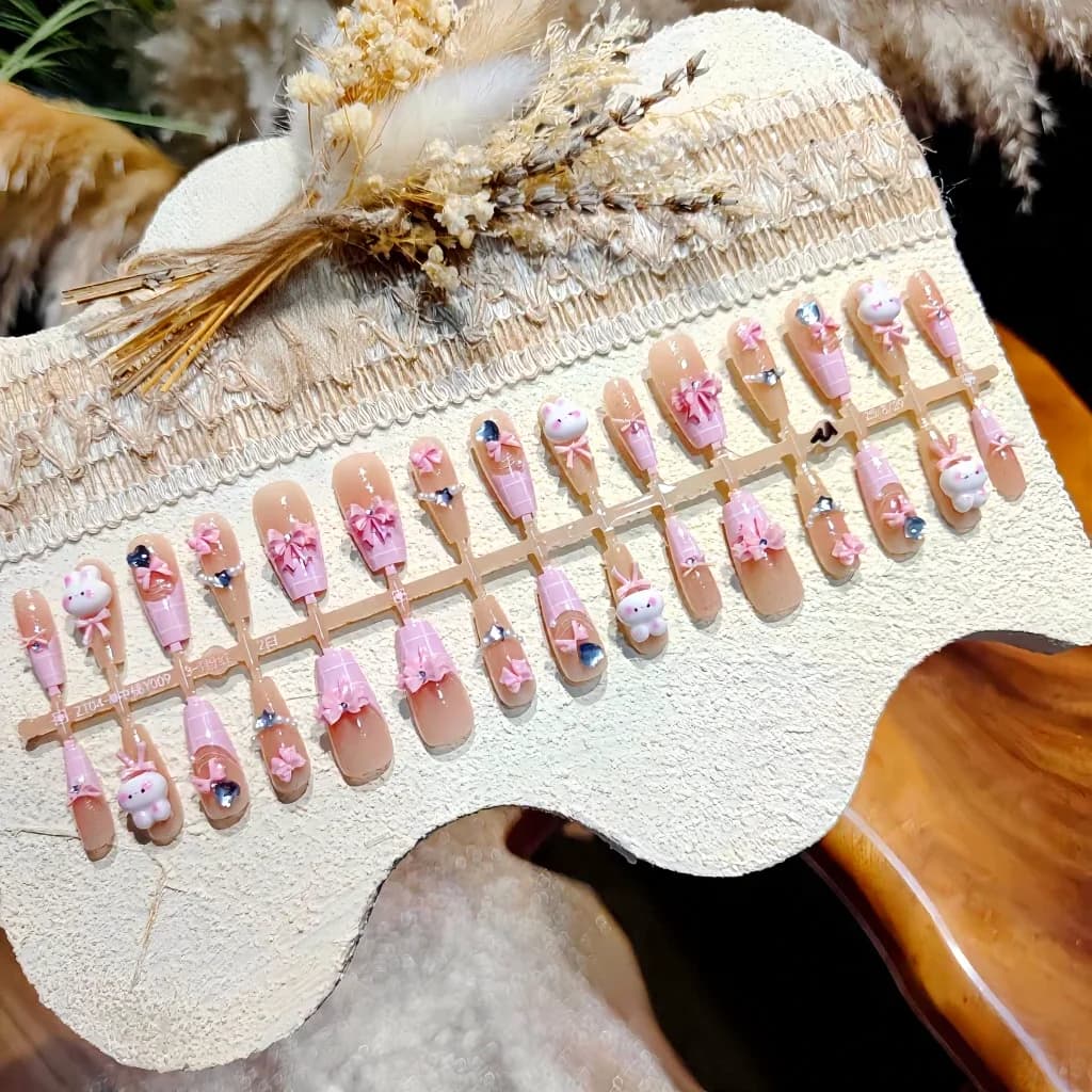 Różowe nakładane paznokcie z króliczkiem, francuski manicure z motywem kreskówkowym