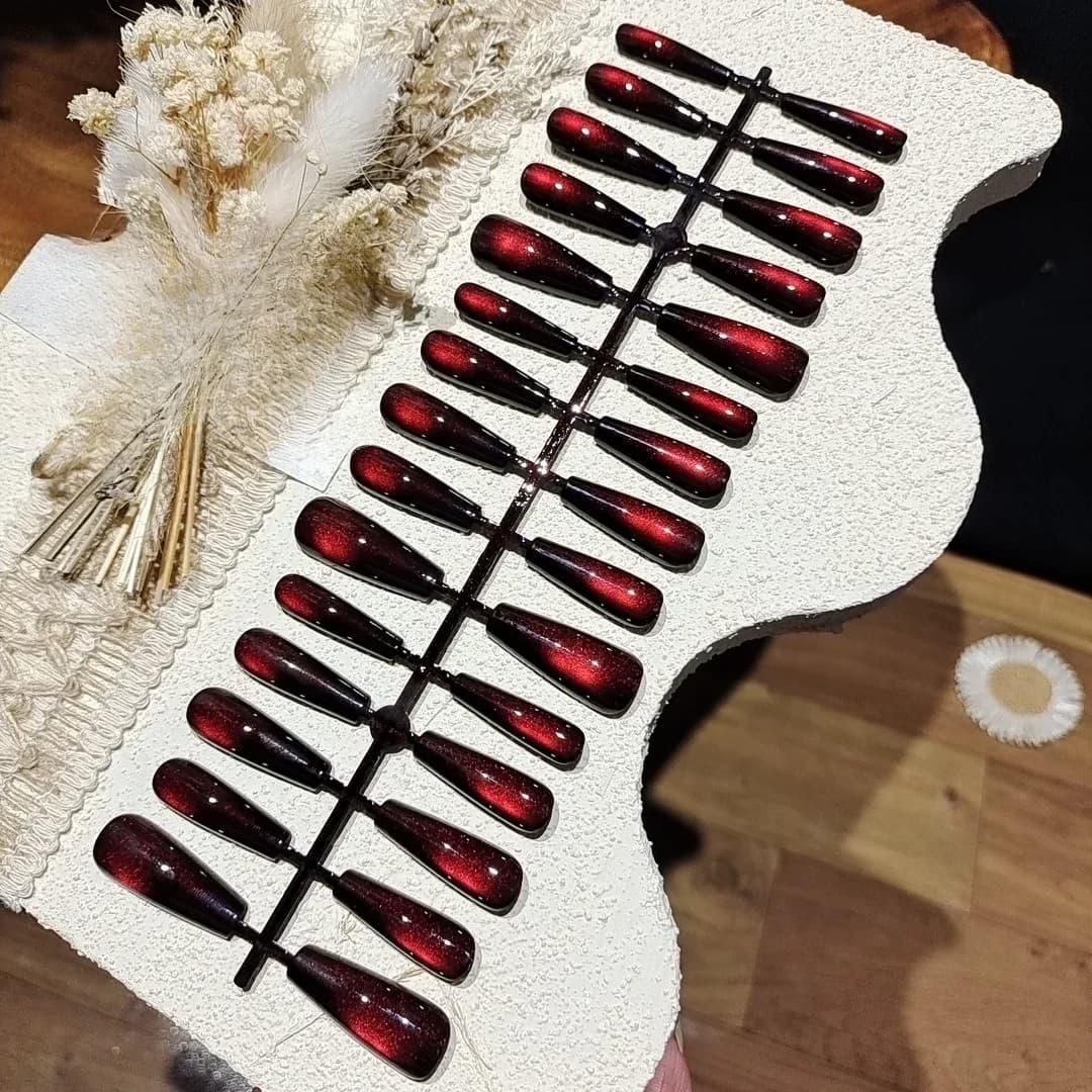 Zestaw manicure z paznokciami nakładanymi Cat Eye z wykończeniem Glass Bead