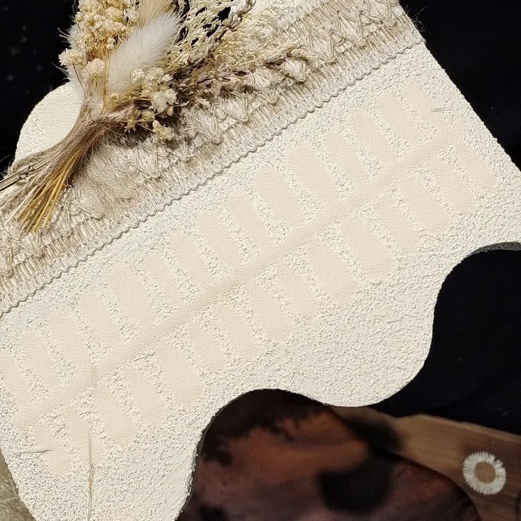 Różowe paznokcie nakładane Cat Eye, średni owal, brokatowe wykończenie