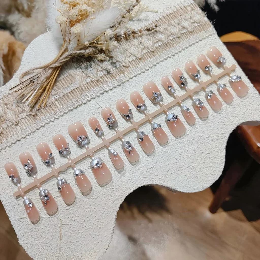 Niebieskie paznokcie French Tip z perłami i cyrkoniami