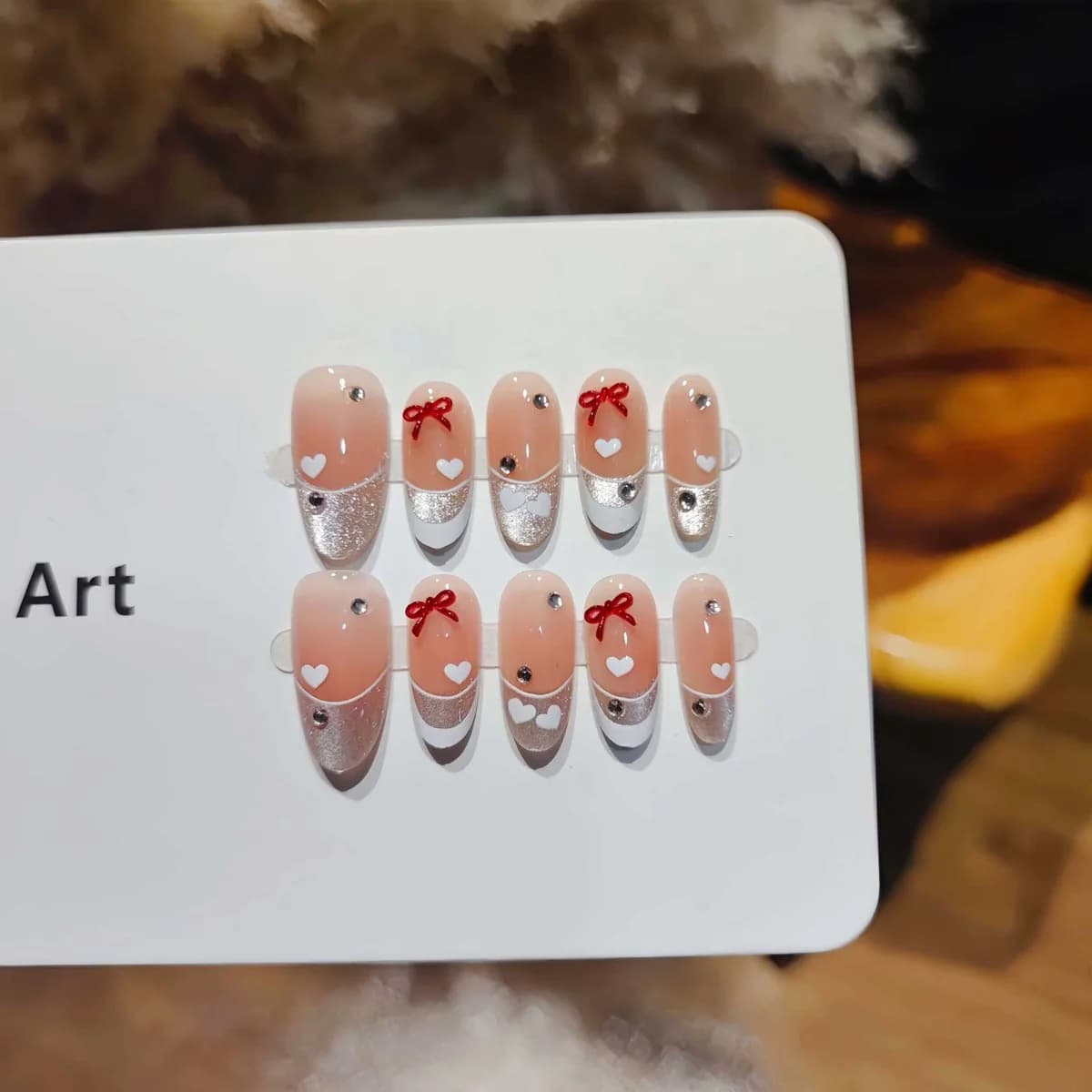 Przyciskane paznokcie Cat Eye French Tip z motywem motyla i serca