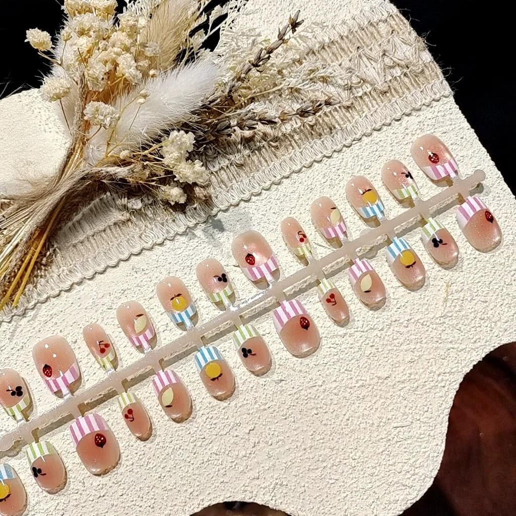 Krótkie sztuczne paznokcie baletki, styl candy cat eye z cyrkoniami