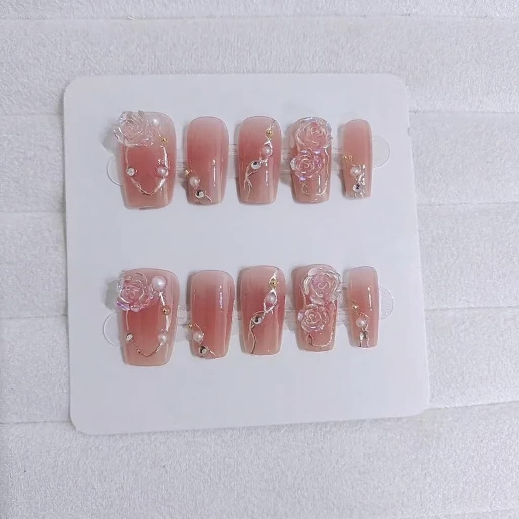 Złote kamelie – sztuczne paznokcie, kwiatowy wzór, słodki styl, zestaw do manicure