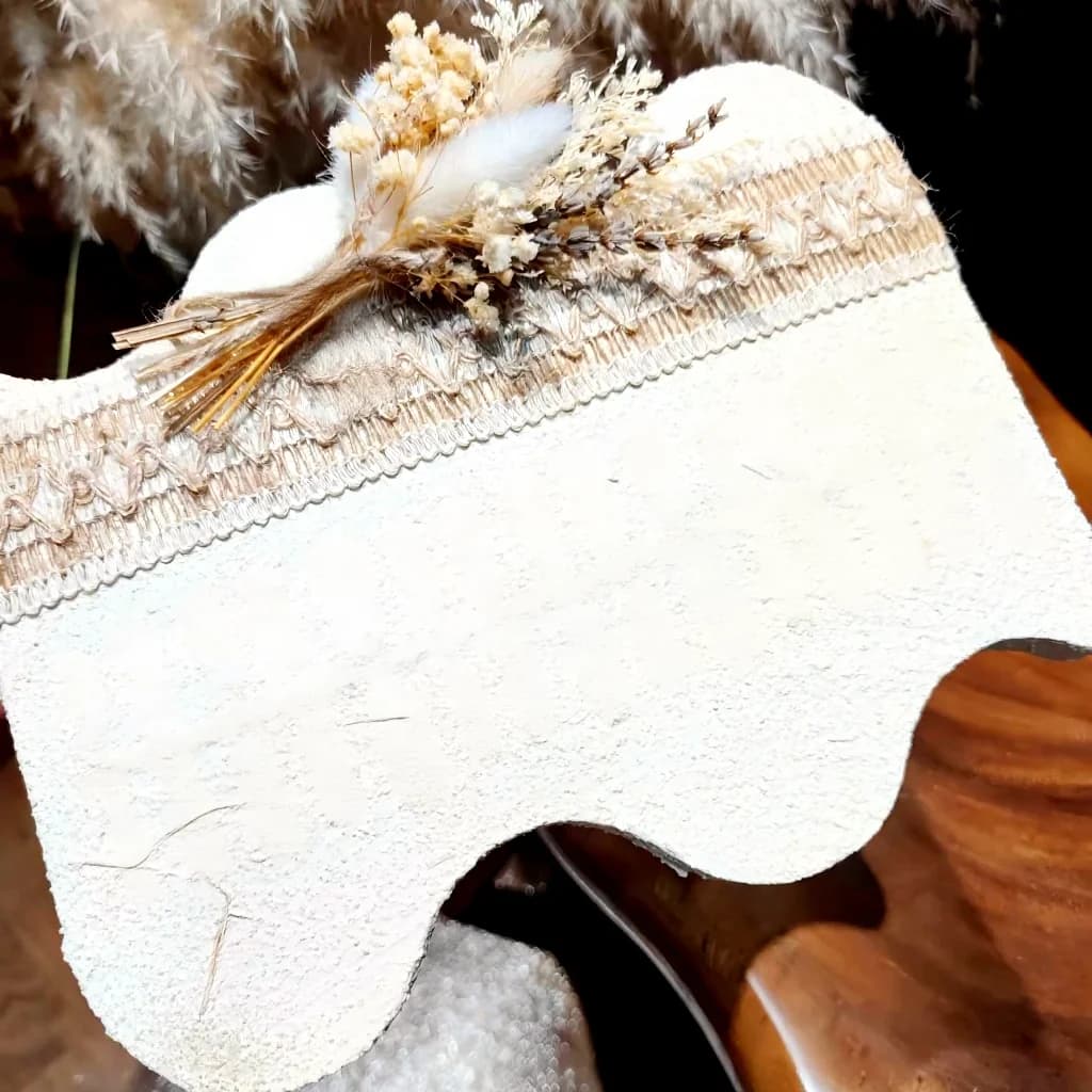 Średnie, owalne tipsy żelowe z efektem kociego oka i groszkami sea salt
