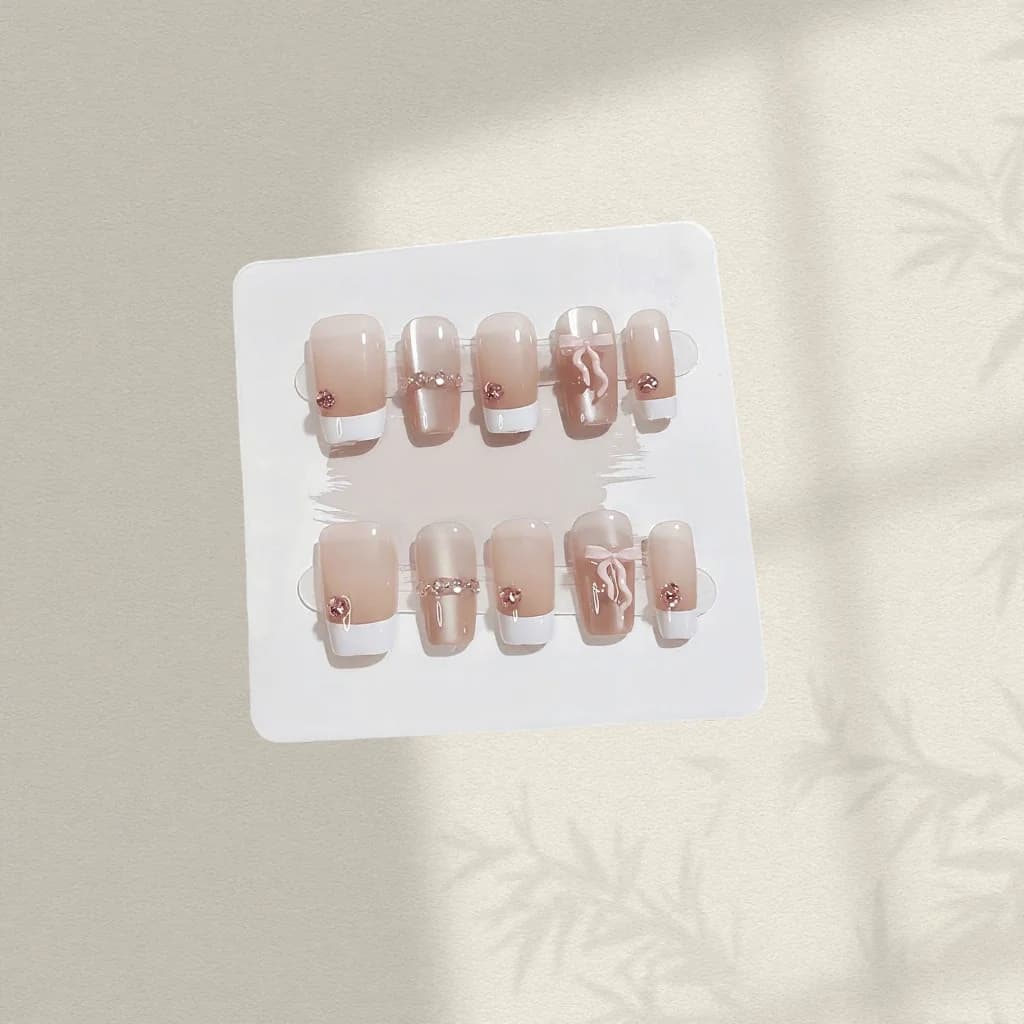 Zestaw do manicure: nakładane paznokcie z różową kokardką, krótkie coffin, french tip