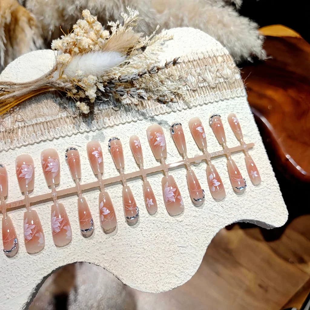 Kwiatowe tipsy naklejane z cyrkoniami, długi gradient blush