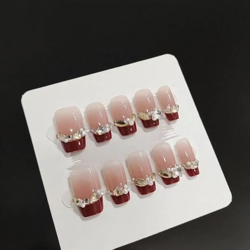 Krótkie kwadratowe tipsy z francuskim manicure i gwiazdkami