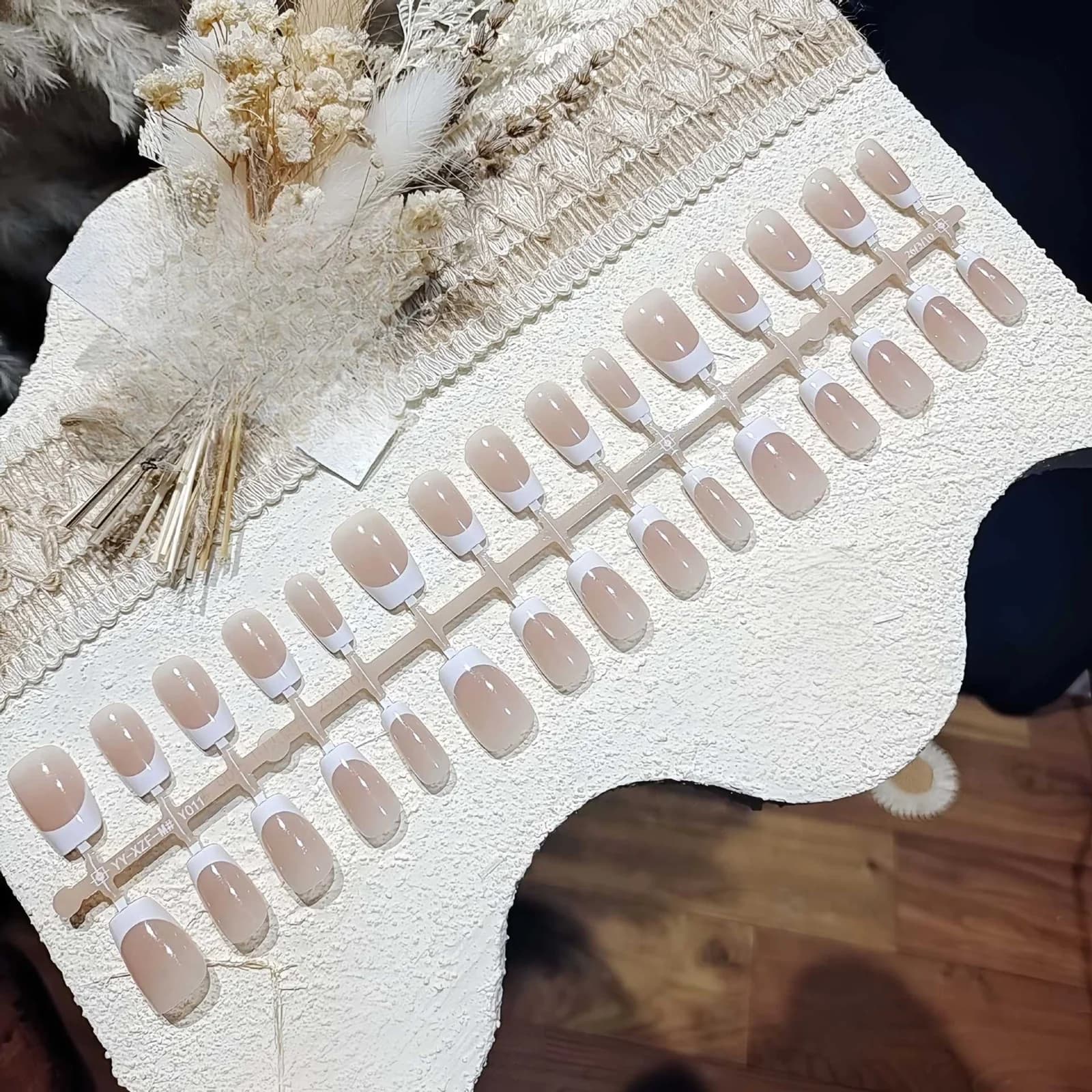 Krótkie naklejane paznokcie francuskie, naturalny look nude na co dzień