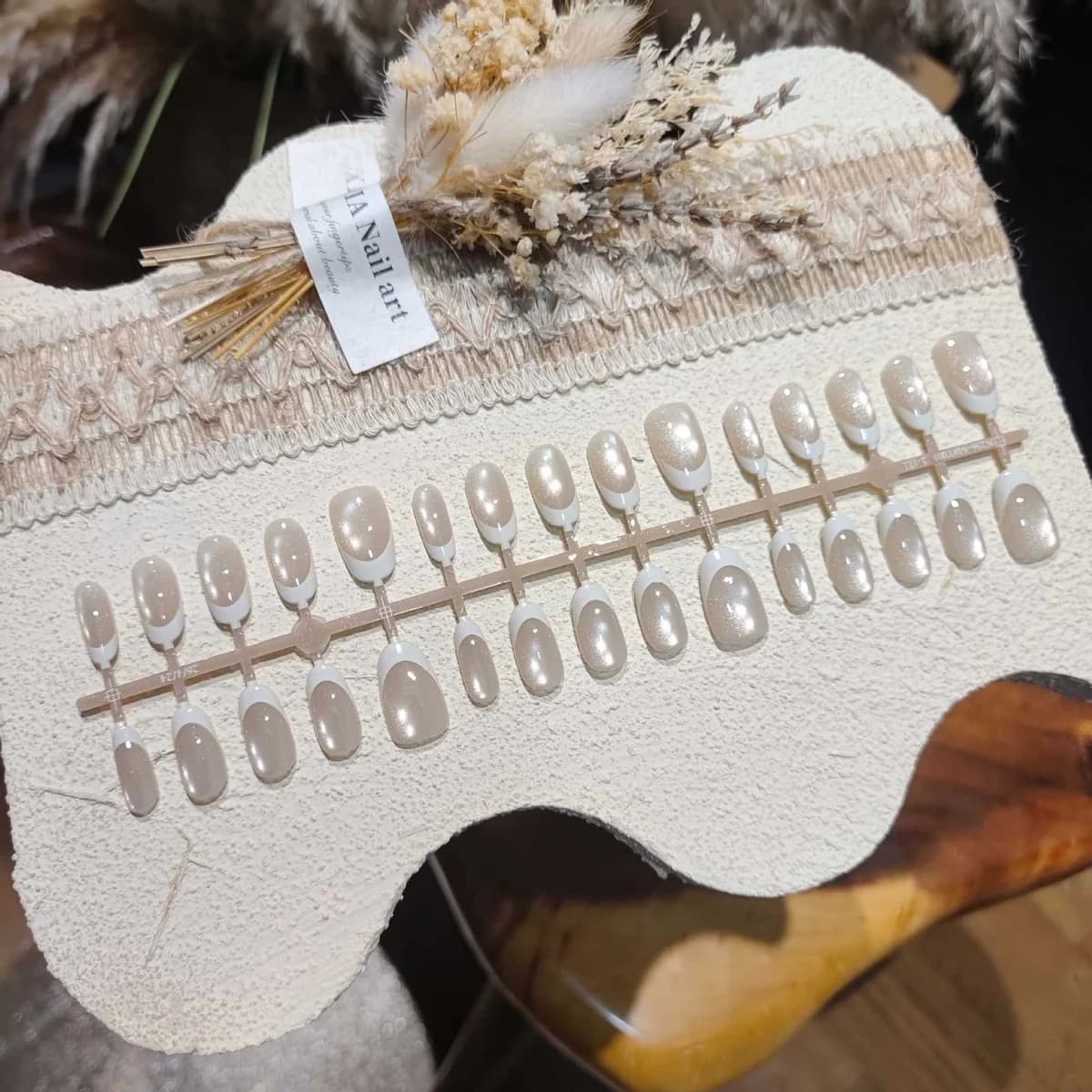 Krótkie owalne paznokcie French White Cat Eye, 30 szt.