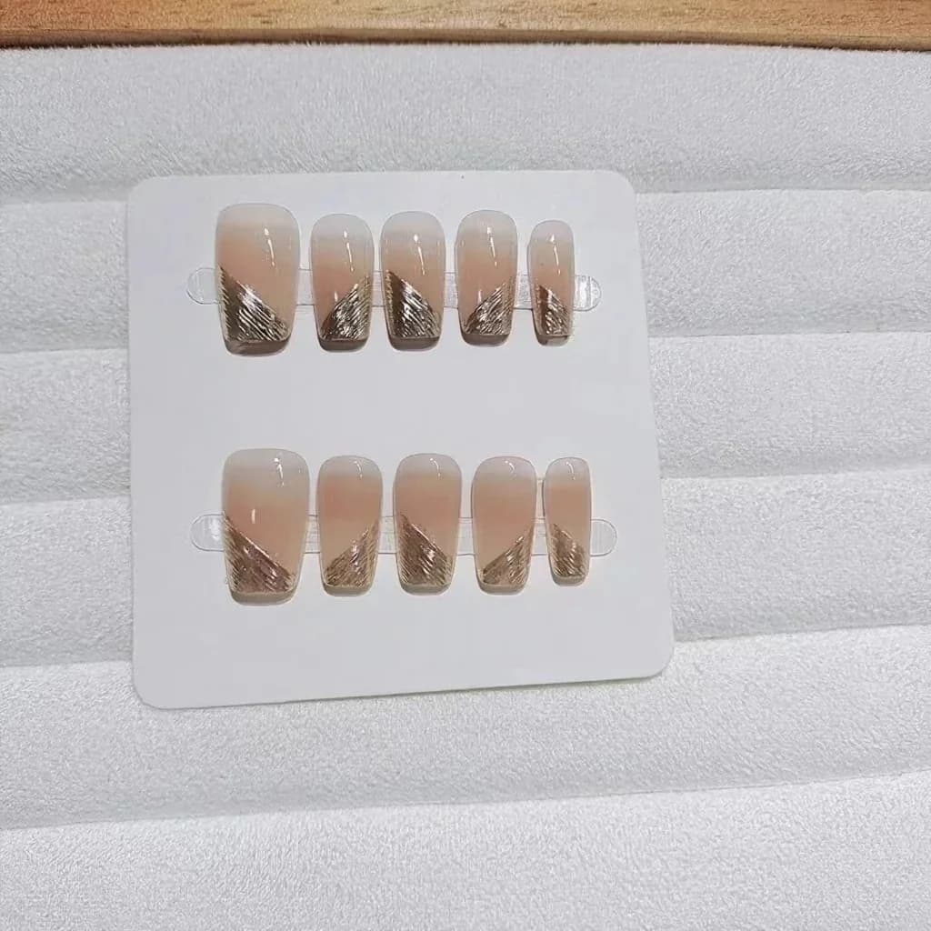 Krótkie kwadratowe tipsy z ukośnym francuskim manicure, 10 szt.