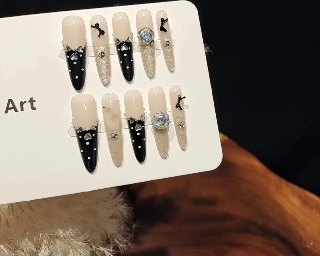 Czarne paznokcie naklejane motyl cyrkonie manicure cat eye brokat
