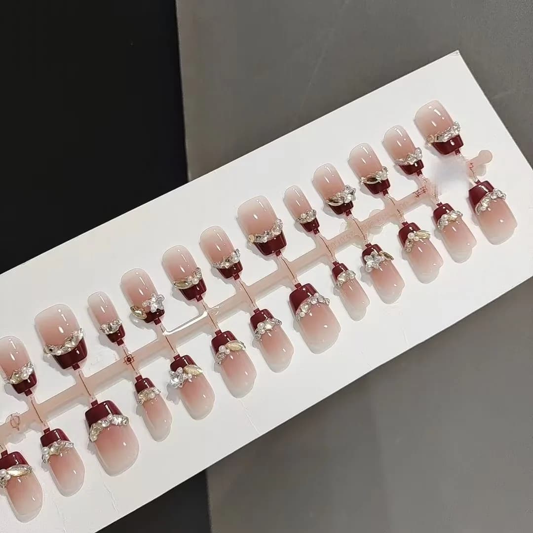 Krótkie kwadratowe tipsy z francuskim manicure i gwiazdkami