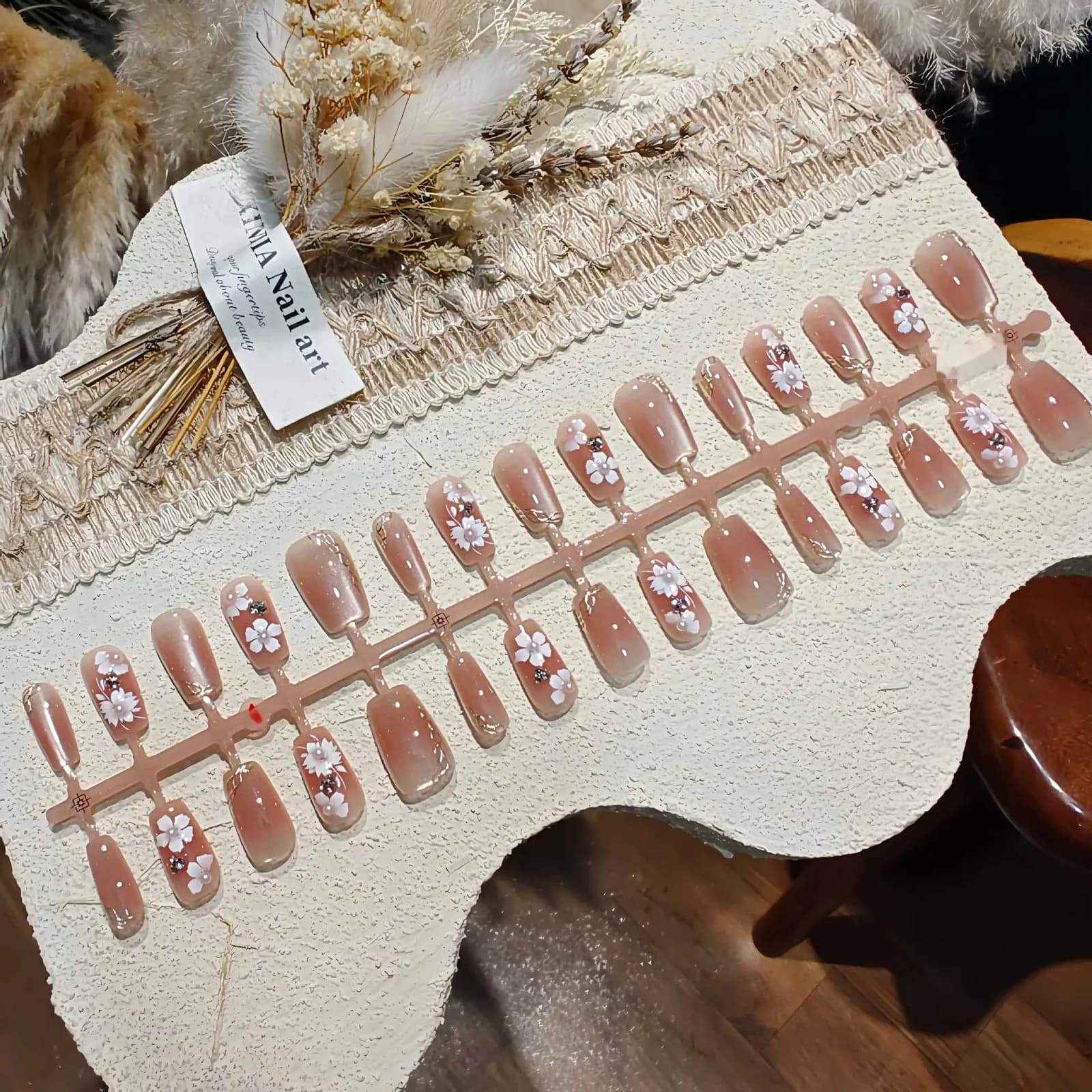 Kwiatowe nakładane paznokcie Cat Eye z perłami i cyrkoniami