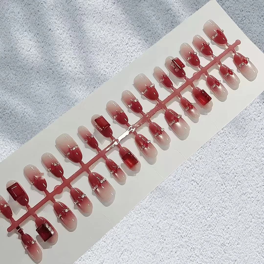 Czerwone paznokcie naklejane Cat Eye z cyrkoniami, owalne średnie, 30 szt.