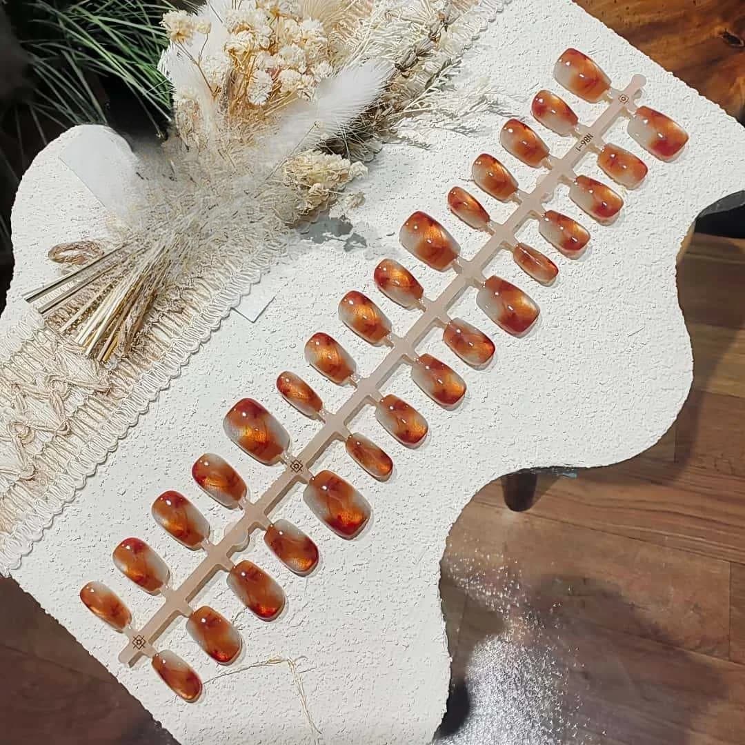 Krótkie naklejane paznokcie Amber Cat Eye Coffin Ballerina