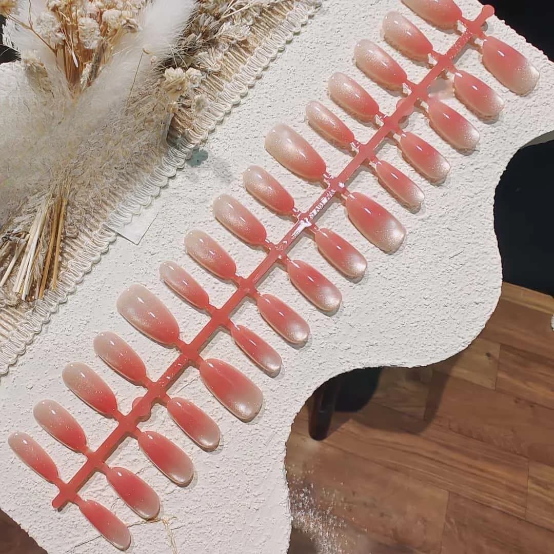 Zestaw manicure z paznokciami nakładanymi Cat Eye z wykończeniem Glass Bead