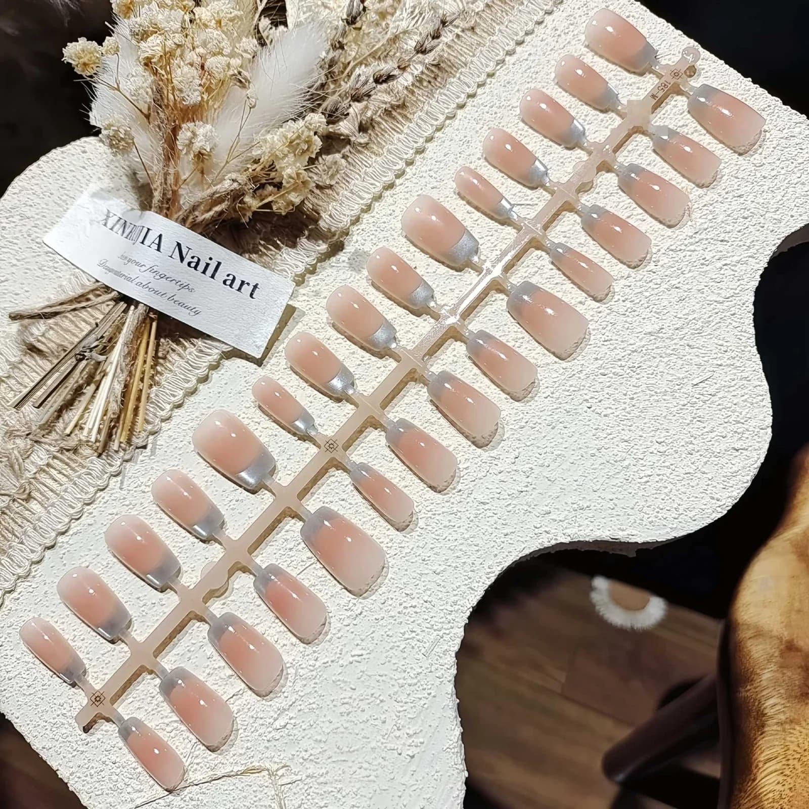 Niebieskie sztuczne paznokcie francuski manicure cat eye, krótkie kwadratowe