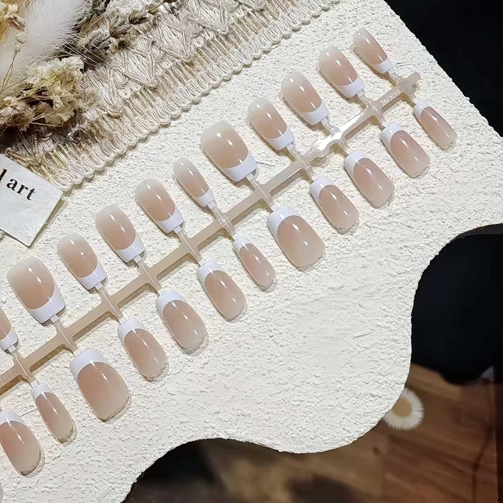 Krótkie naklejane paznokcie francuskie, naturalny look nude na co dzień