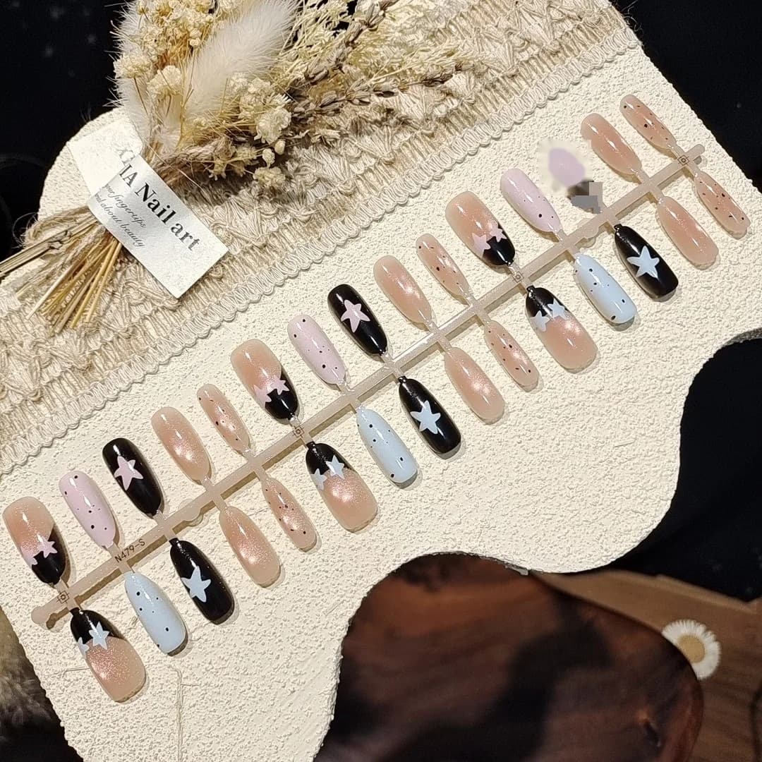 Tipsy naklejane Cat Eye z gwiazdkami i kropkami, słodki styl manicure