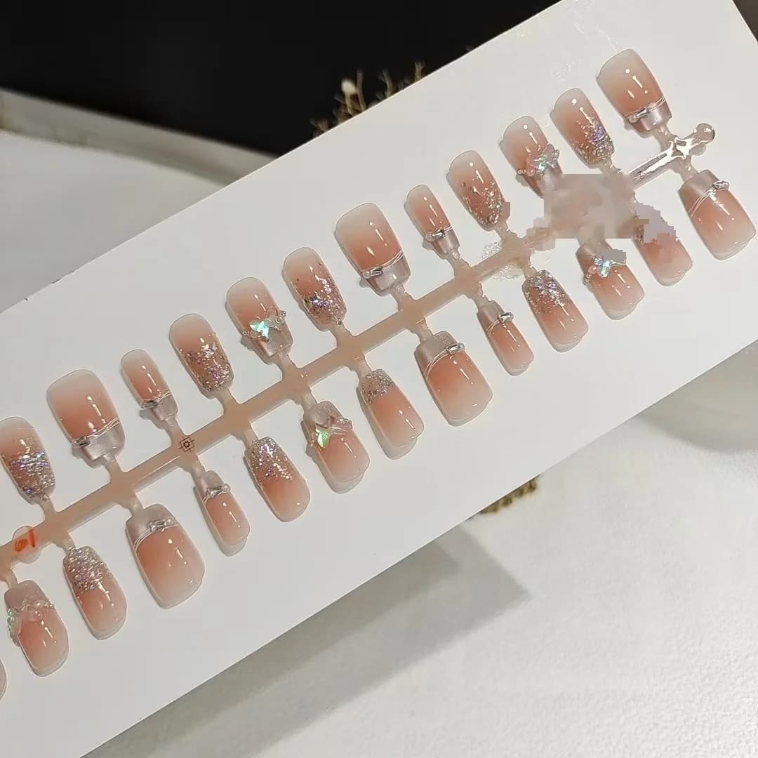 Krótkie kwadratowe tipsy z francuskim manicure i motylami, 30 szt.