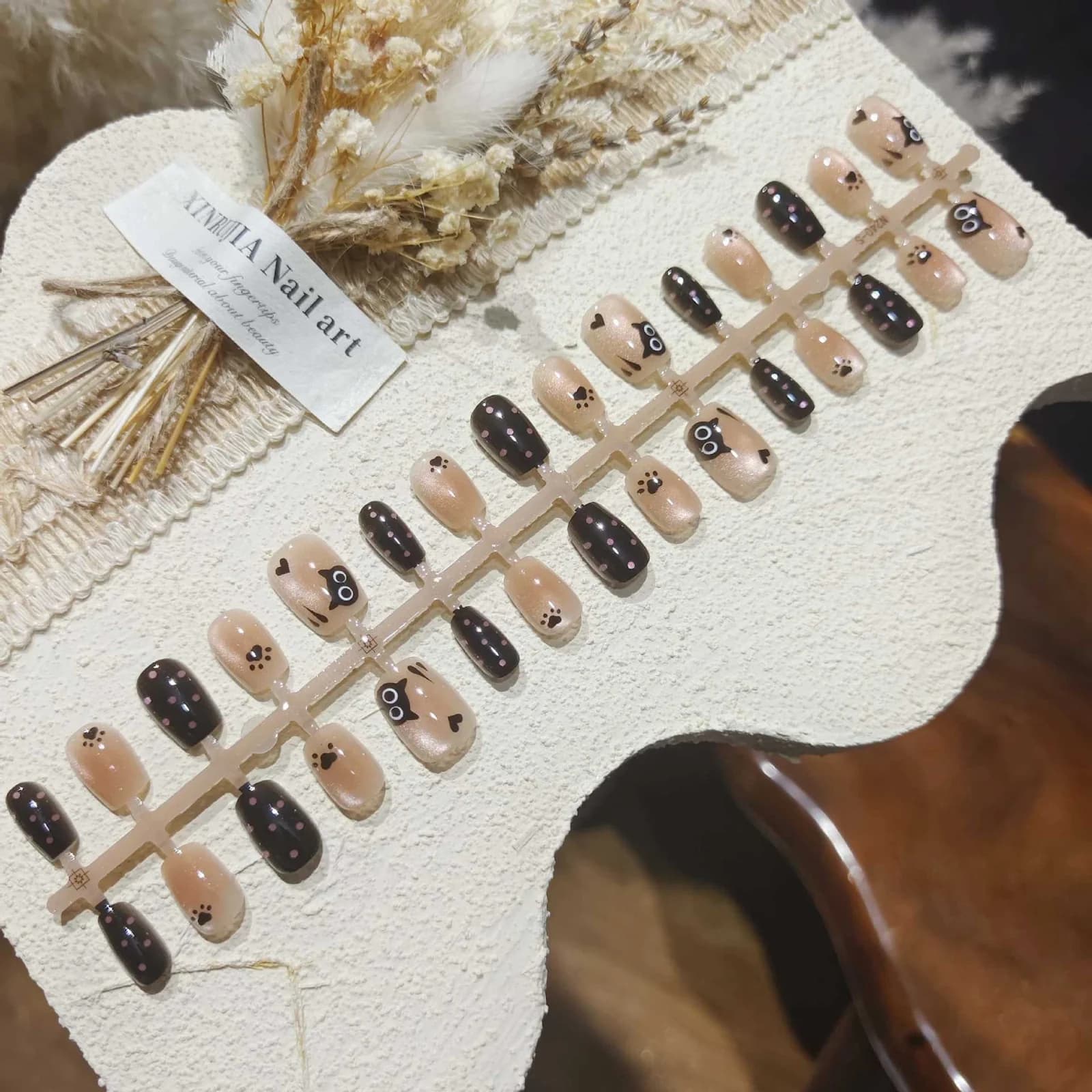 Czarne paznokcie naklejane Cat Eye, krótkie baletki ze szklanymi koralikami
