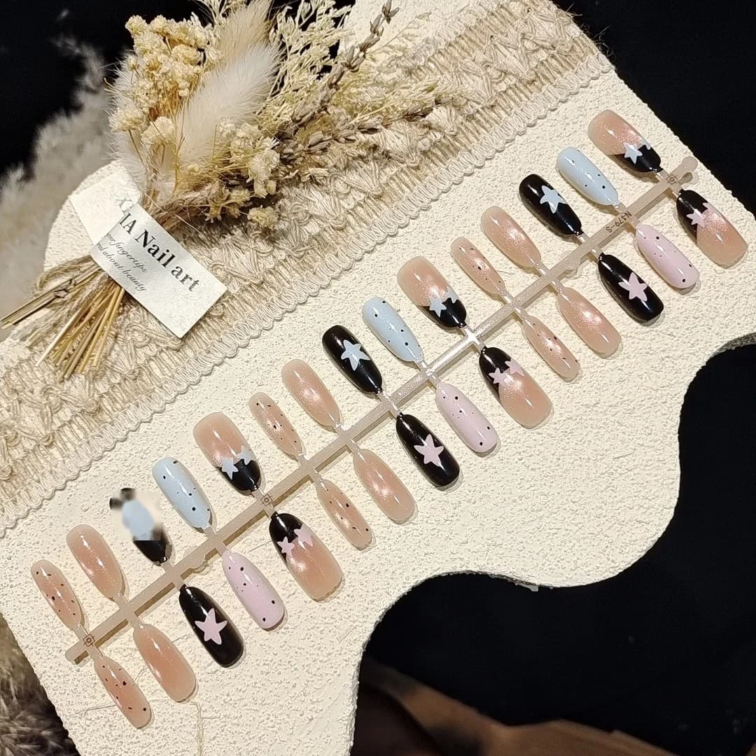 Tipsy naklejane Cat Eye z gwiazdkami i kropkami, słodki styl manicure