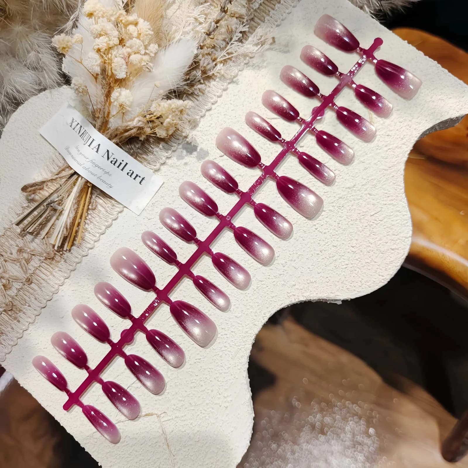 Fioletowe tipsy Cat Eye, średni owal, design ze szklanymi koralikami
