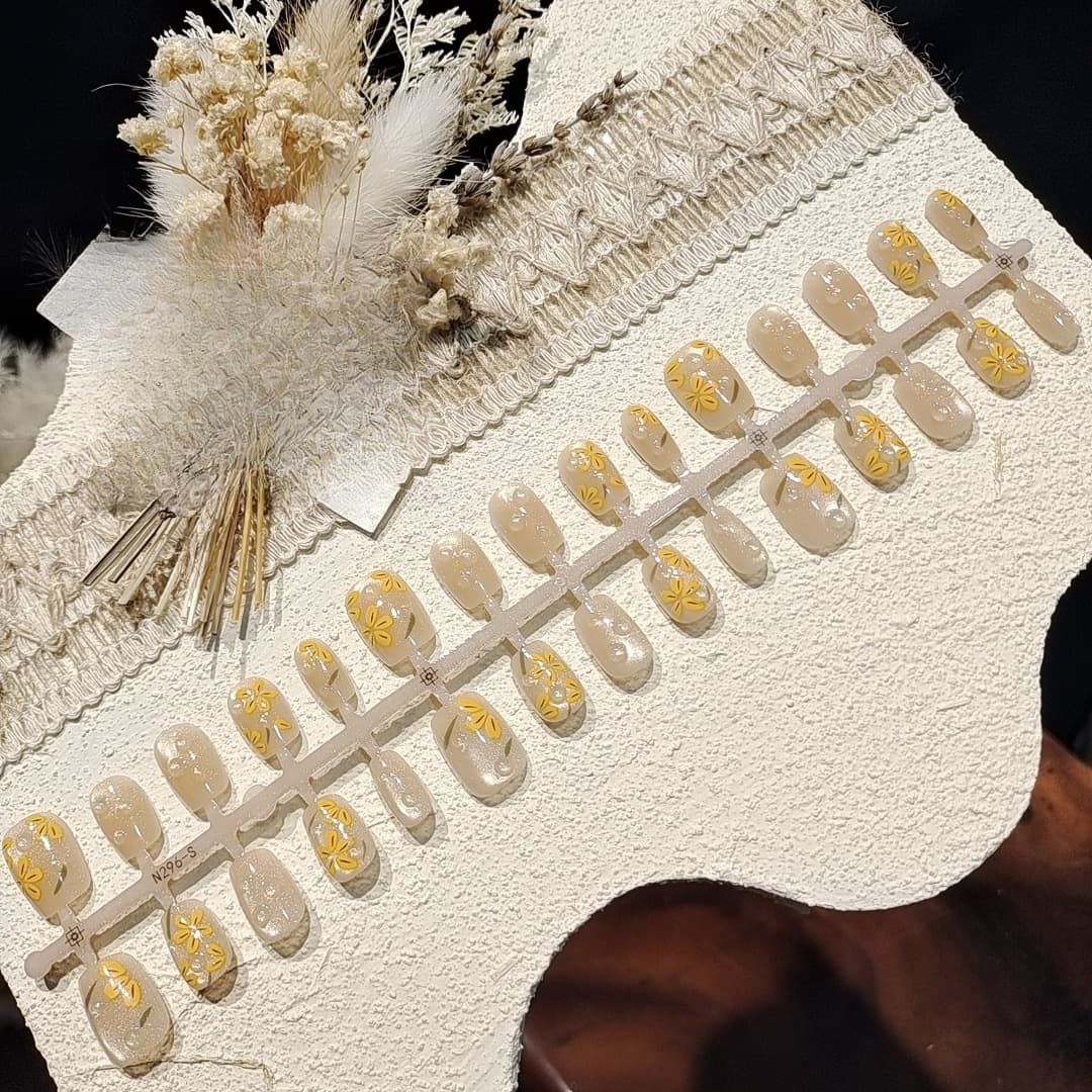 Krótkie tipsy ballerina z żelem Cat Eye, wzór kwiatowy pomarańczowy
