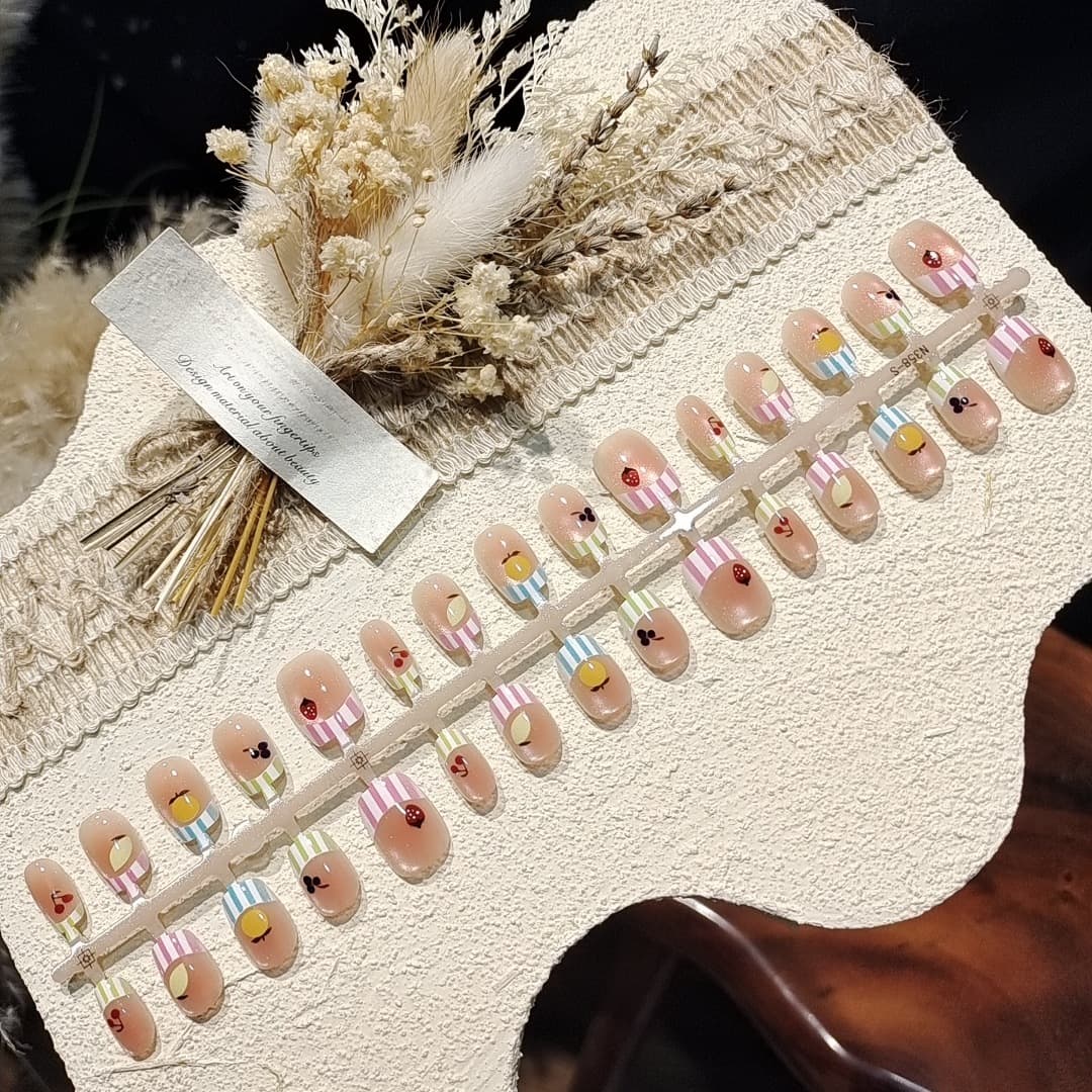 Krótkie Paznokcie Tipsy Baletki Cat Eye w Stylu Cukierkowym z Cyrkoniami
