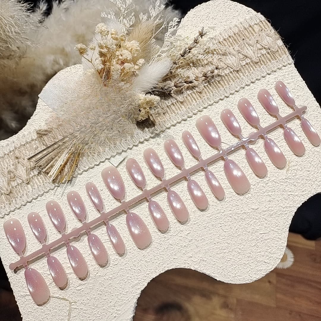 Zestaw manicure z paznokciami nakładanymi Cat Eye z wykończeniem Glass Bead