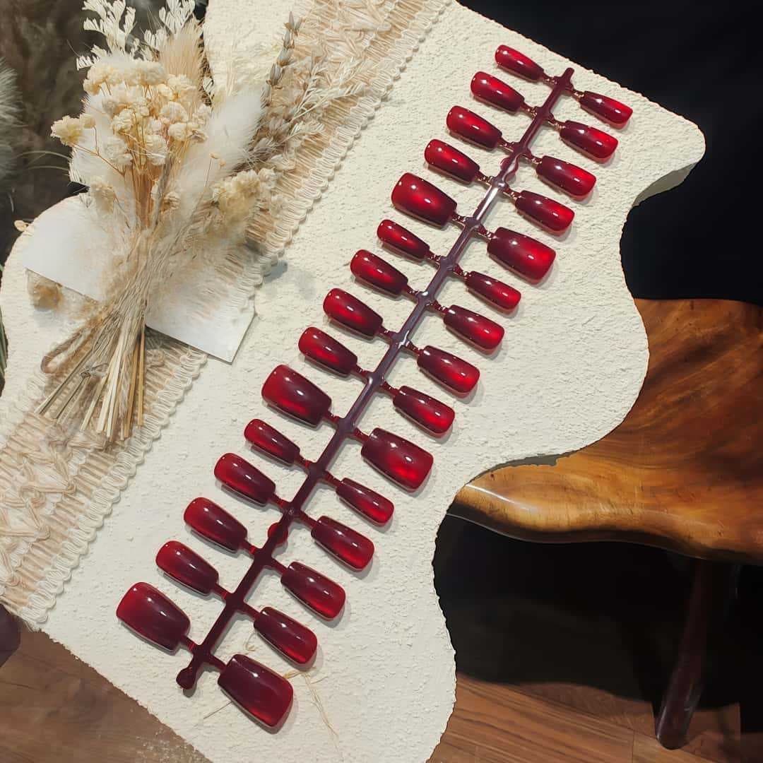 Zestaw manicure z paznokciami nakładanymi Cat Eye z wykończeniem Glass Bead